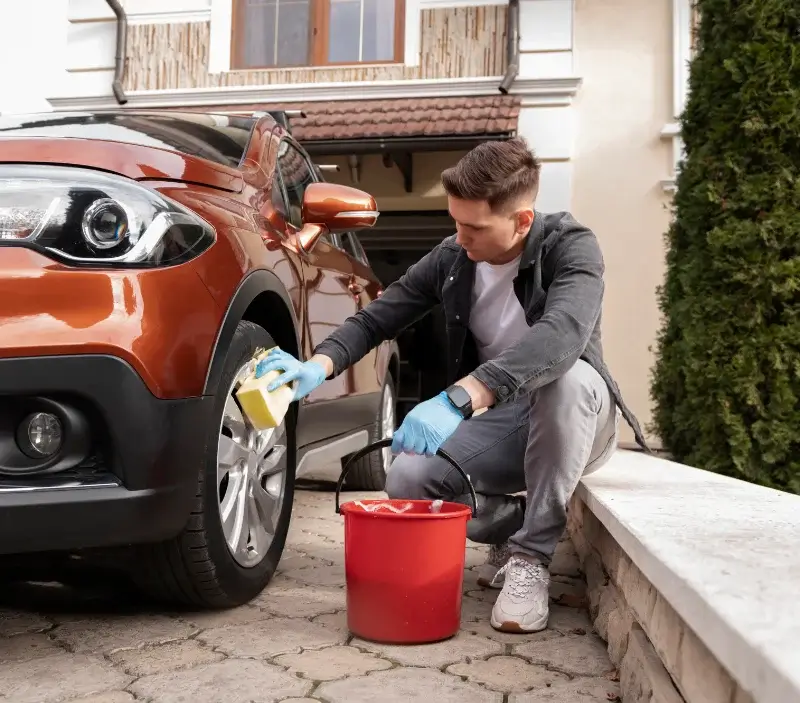 Lavage auto à domicile Les Fins : professionnel intervenant sur un véhicule